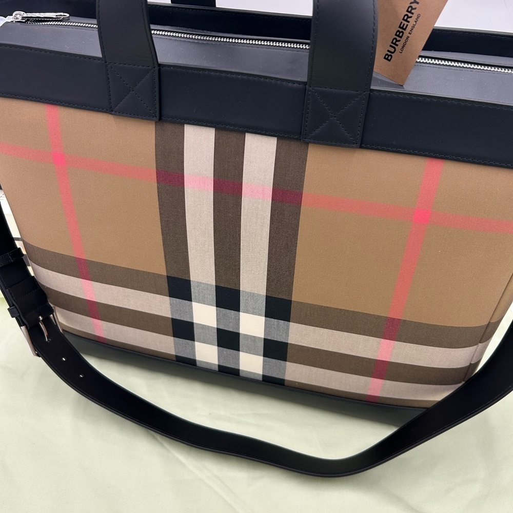 Women's Burberry Ormond giant leather check tote bag made in Italy NWT - Picture 4 of 14